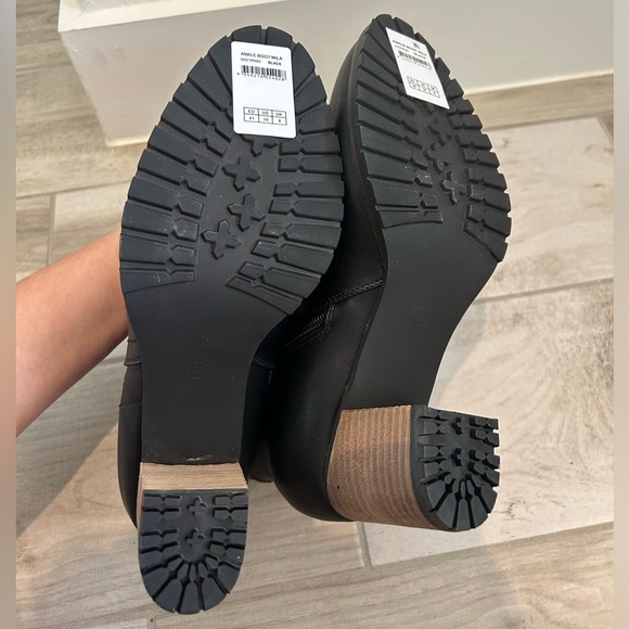 Avenue Mila Ankle Boot - Picture 3 of 9